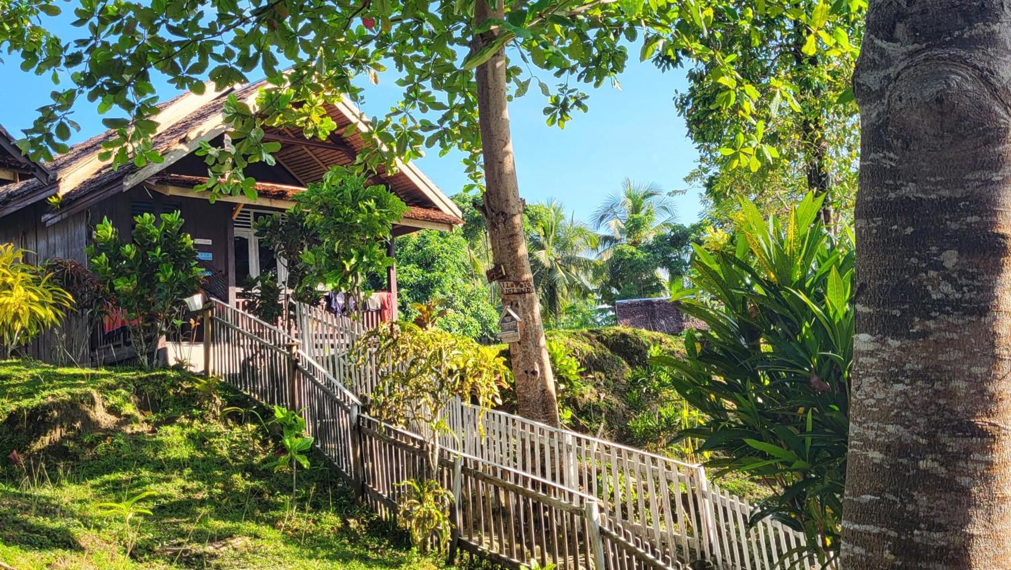 Pristine Paradise Dive Resort - Togean Islands, Una Una Pulau Unauna エクステリア 写真